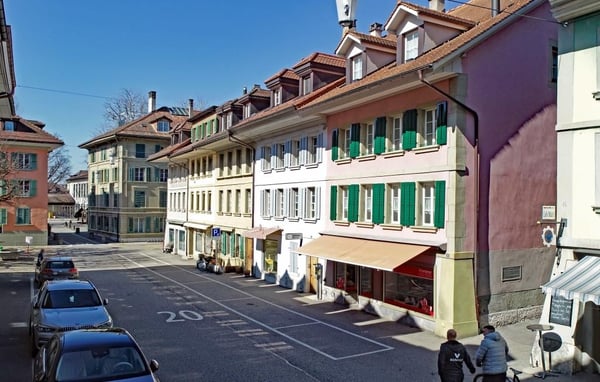 Gschichtsträchtigi Muure mit modernem Inneläbe ir Burgdorfer Autstadt 8