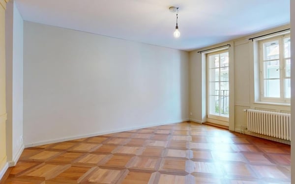 Gschichtsträchtigi Muure mit modernem Inneläbe ir Burgdorfer Autstadt 25