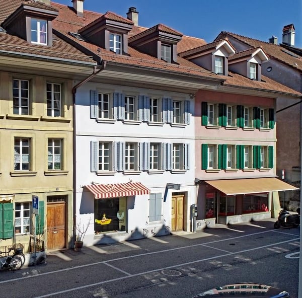 Gschichtsträchtigi Muure mit modernem Inneläbe ir Burgdorfer Autstadt 1