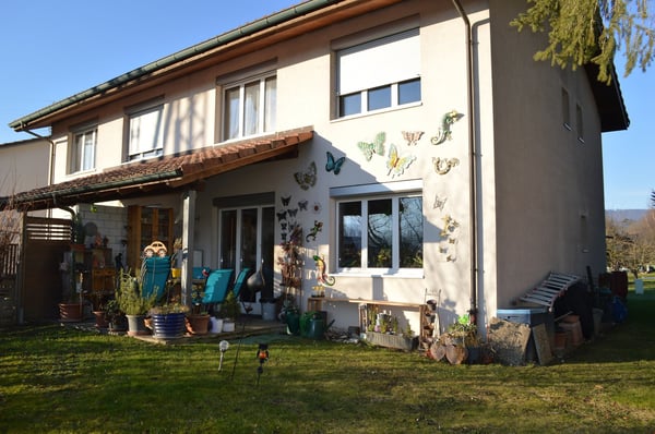 Charmantes 1.5-Zimmer-Doppelhaus in ruhiger Lage von Brislach 1