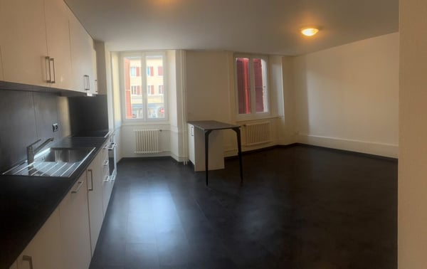 Bel appartement rénové de 1.5 pièces au 1er étage sur la Place du Marché 2