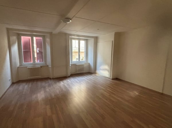 Bel appartement rénové de 1.5 pièces au 1er étage sur la Place du Marché 3