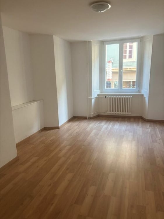 Bel appartement rénové de 1.5 pièces au 1er étage sur la Place du Marché 4