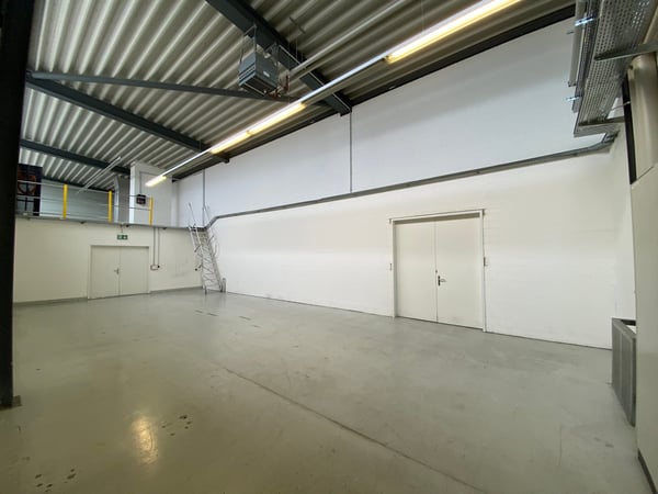 Moderne Büroräumlichkeiten mit Lager / Werkstatt an zentraler Lage 24