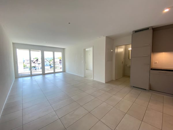 Moderne 2.5-Zimmer-Wohnung mit Balkon in Safenwil