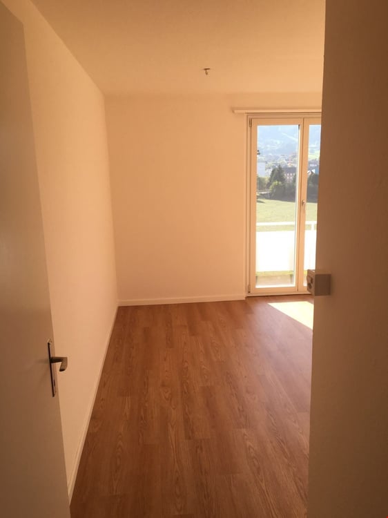 Ab 1.9./15.9./1.10. - Schöne 4.5 Zi Wohnung mit Balkon und Aussicht 2