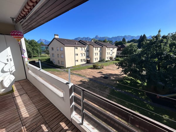 Helle 4.5-Zimmer-Wohnung mit Balkon und schöner Aussicht in Uetendorf 1