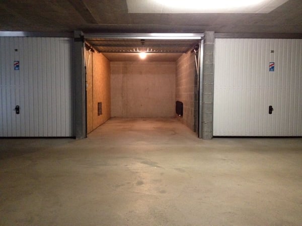 Grosszügige Garage abschliessbar mit Licht, Steckdose, Funksender, etc. 2