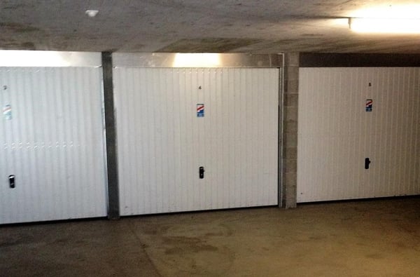Grosszügige Garage abschliessbar mit Licht, Steckdose, Funksender, etc. 3