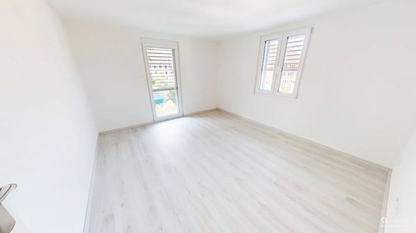 Frisch renovierte 2.5-Zimmer-Wohnung mit Balkon im Herzen von Herzogen 3