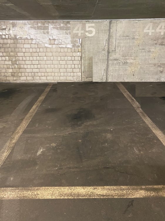 Tiefgaragen - Parkplatz in Lostorf zu vermieten 2