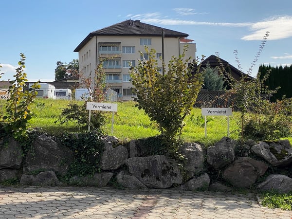 günstig parkieren in Menziken, Aussenparkplatz Nr. 3 12