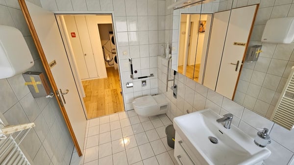 Grosse 3.5 Zimmer Praxis behindertengerecht ausgestattet 10