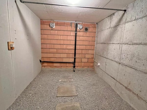 Liegenschaft mit zwei Wohnungen und Garage 24