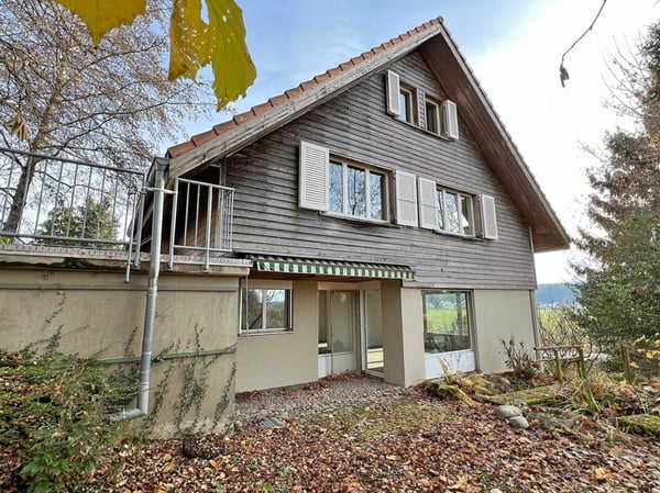 Liegenschaft mit zwei Wohnungen und Garage 1