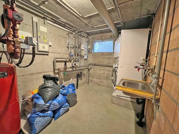 Liegenschaft mit zwei Wohnungen und Garage 26