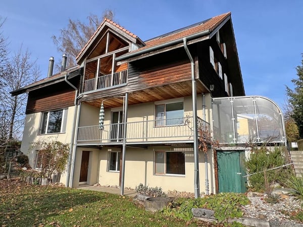 Liegenschaft mit zwei Wohnungen und Garage 30