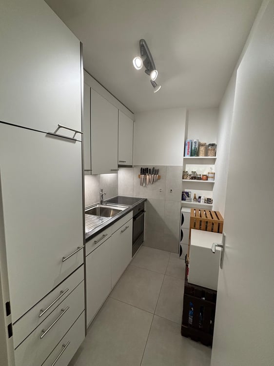 Top sanierte 2-Zimmerwohnung mit grossem Balkon in Biel 2