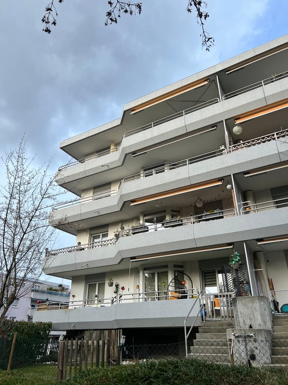 ERSTVERMIETUNG nach Sanierung: 4.5-Zi-Wohnung mit Balkon im Eigentumsstandart 9