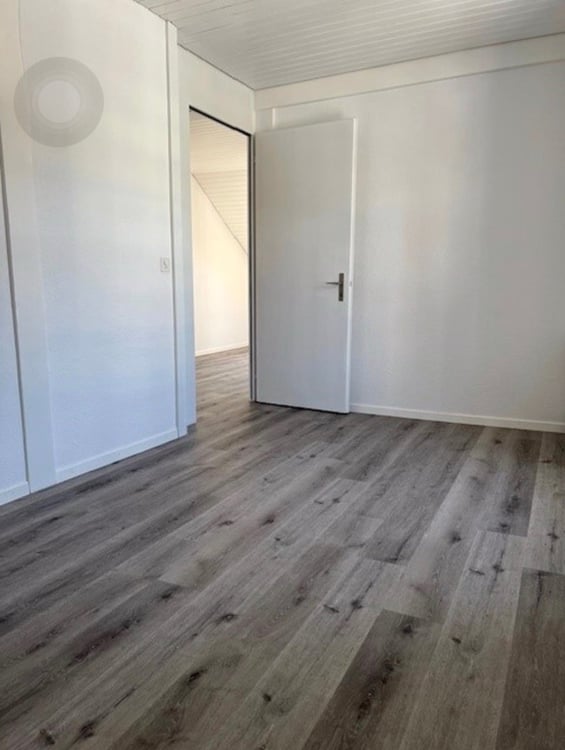 Charmante 3-Zimmer-Dachwohnung mit modernem Ausbau in Biel 8