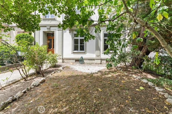 Stilvoll sanierte Altbauwohnung mit eigenem Garten an zentraler Lage in Biel 1