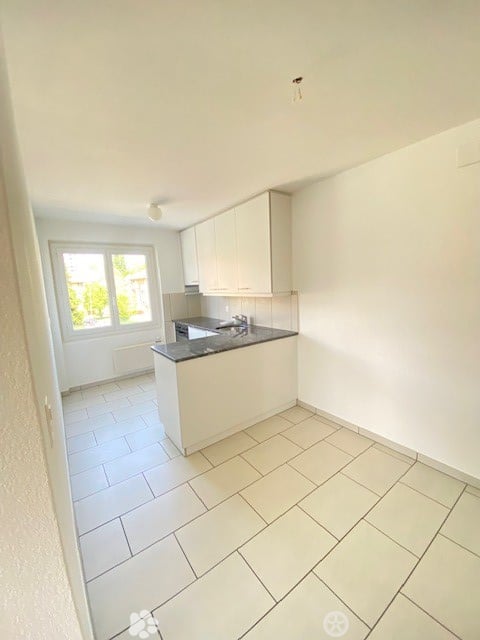 Moderne 2.5-Zimmerwohnung mit Balkon & Gartenblick – ab 1. November in Biel 1