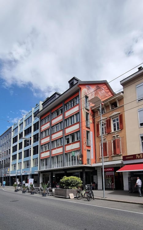 Moderne 2.5-Zimmer-Wohnung an zentraler Lage in Biel 2