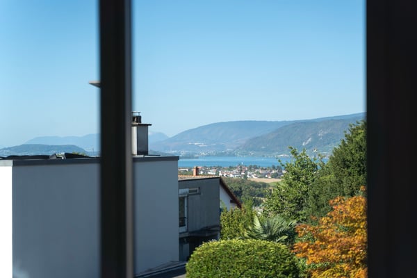 Exklusive 2.5-Zimmer-Traumwohnung mit Seeblick am Oberfeldweg in Bellmund 1