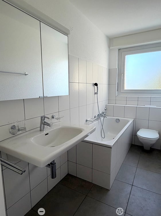 Helle 3-Zimmerwohnung mit Balkon, See- und Alpensicht in Biel 5