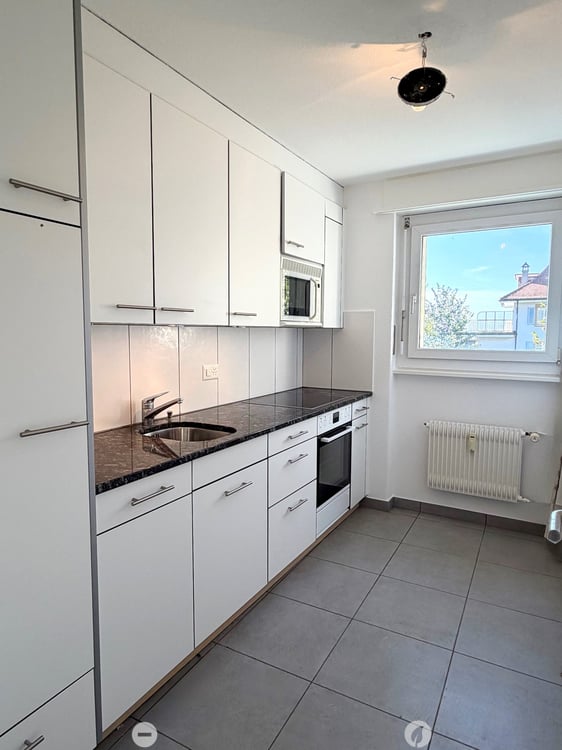 Helle 4-Zimmerwohnung mit Balkon, See- und Alpensicht in Biel 2