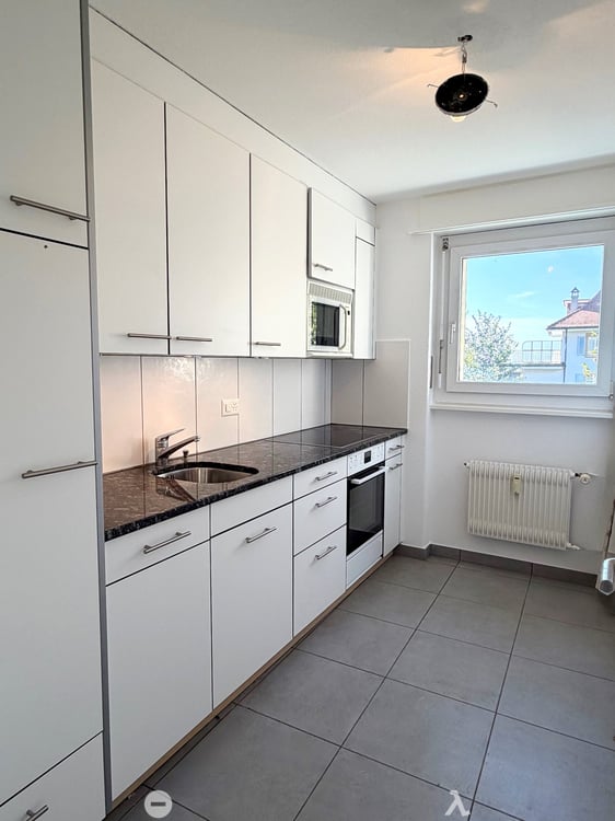 Helle 3-Zimmerwohnung mit Balkon, See- und Alpensicht in Biel 2