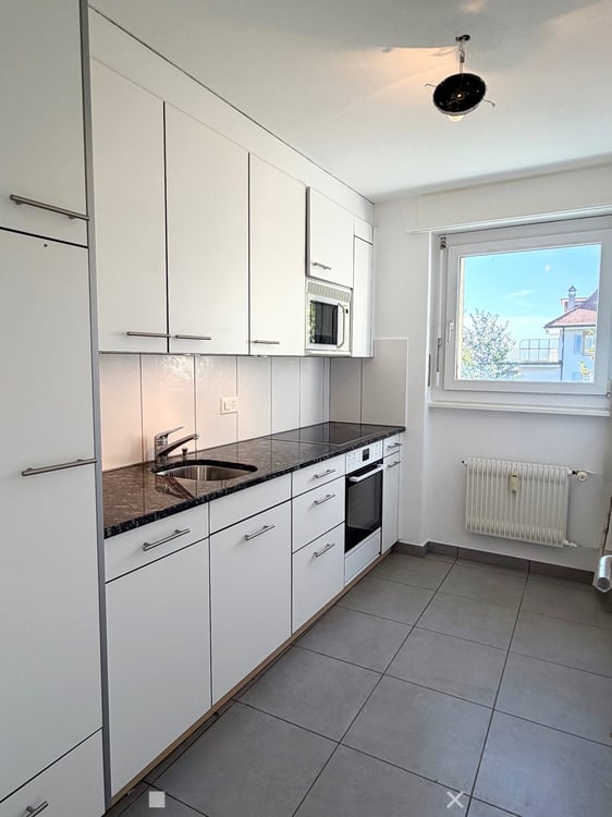 Helle 3-Zimmerwohnung mit Balkon, See- und Alpensicht in Biel 2