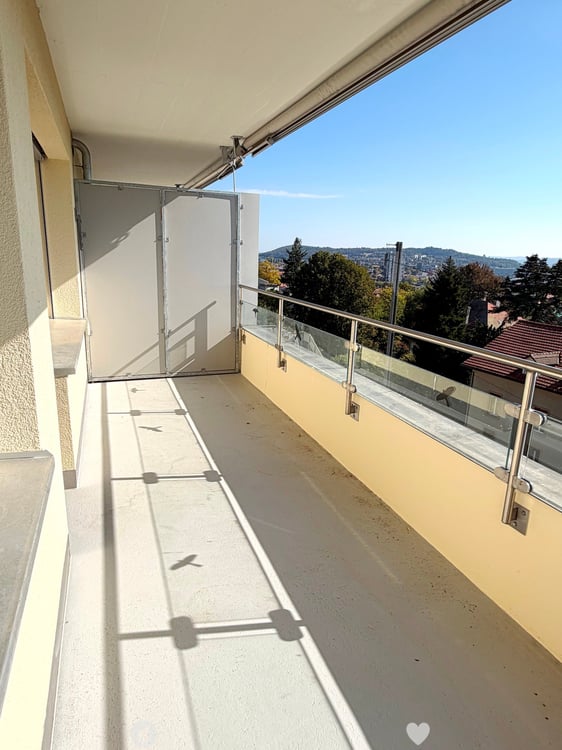 Helle 4-Zimmerwohnung mit Balkon, See- und Alpensicht in Biel 7