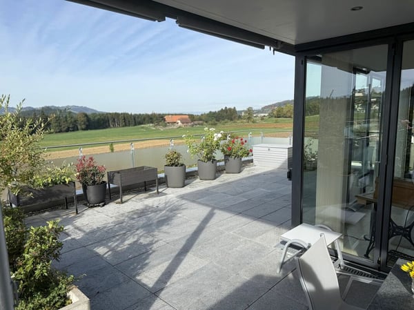 Exklusives 5½-Zimmer-Terrassenhaus mit Weitsicht 2