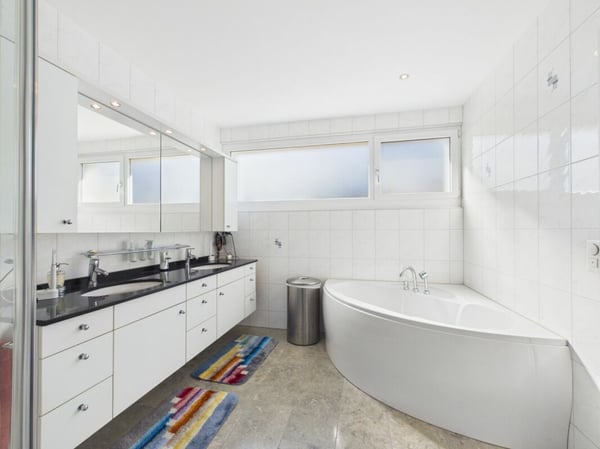 Exklusives 5½-Zimmer-Terrassenhaus mit Weitsicht 13