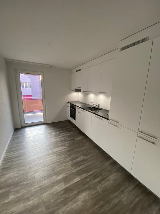 Spacieux appartement de 4.5 pièces avec balcon à Fleurier 1