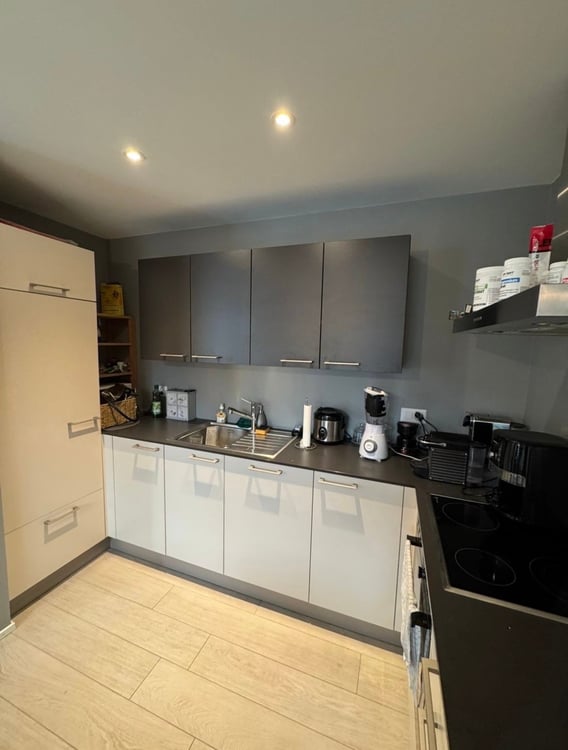 Magnifique 1.5 pièces avec colonne de lavage idéalement situé au centre-ville de Neuchâtel 2