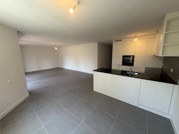 Appartement lumineux de 5.5 pièces avec balcon à Corcelles 2