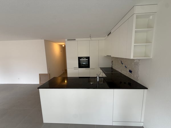 Appartement lumineux de 4.5 pièces avec balcon à Corcelles 2