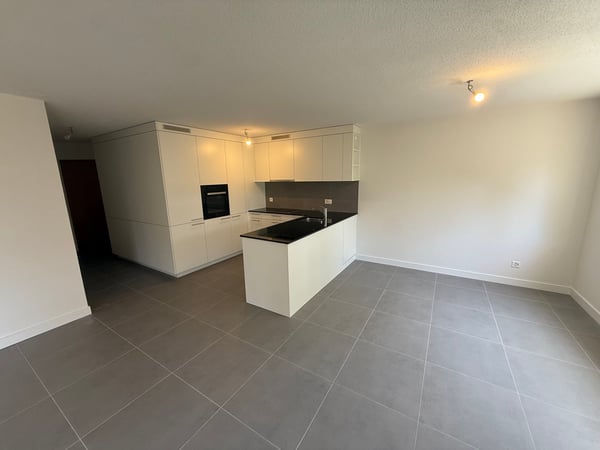 Appartement lumineux de 5.5 pièces avec balcon à Corcelles 1