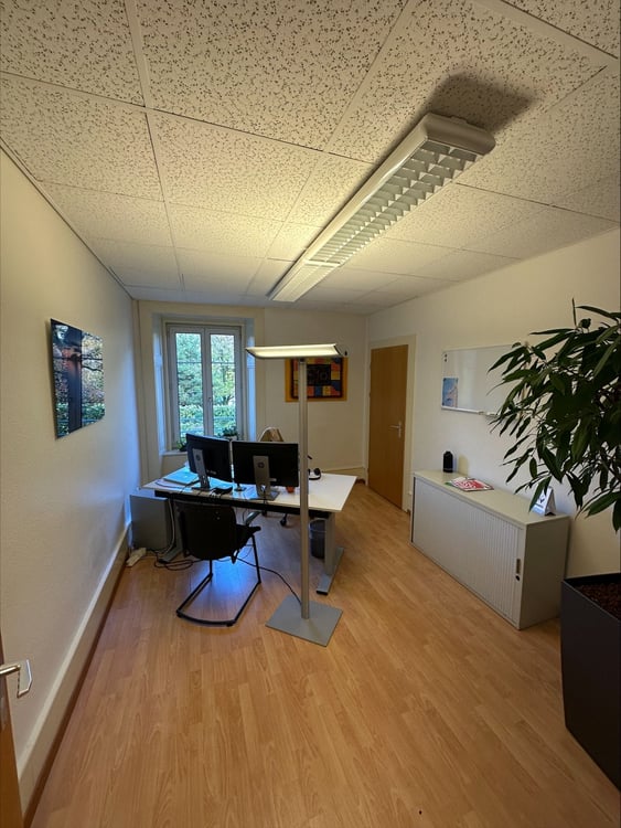 Bureau lumineux de 4 pièces au cœur de Neuchâtel 2