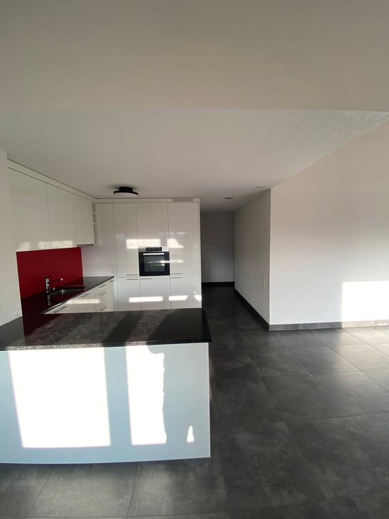 Spacieux appartement de 5.5 pièces avec balcon à Corcelles 2