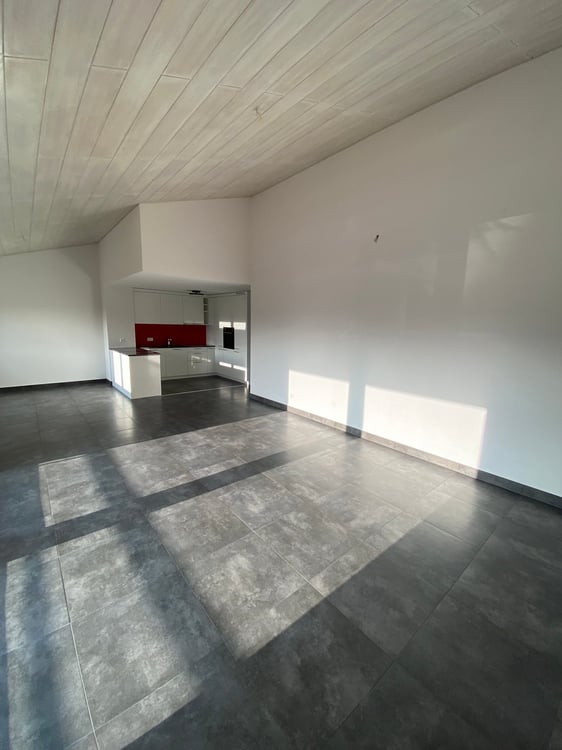 Spacieux appartement de 5.5 pièces avec balcon à Corcelles 4