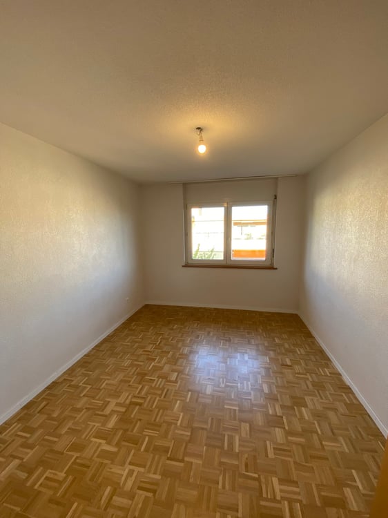 Spacieux appartement de 5.5 pièces avec balcon à Corcelles 8
