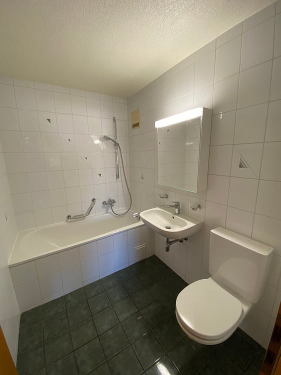 Spacieux appartement de 5.5 pièces avec balcon à Corcelles 13