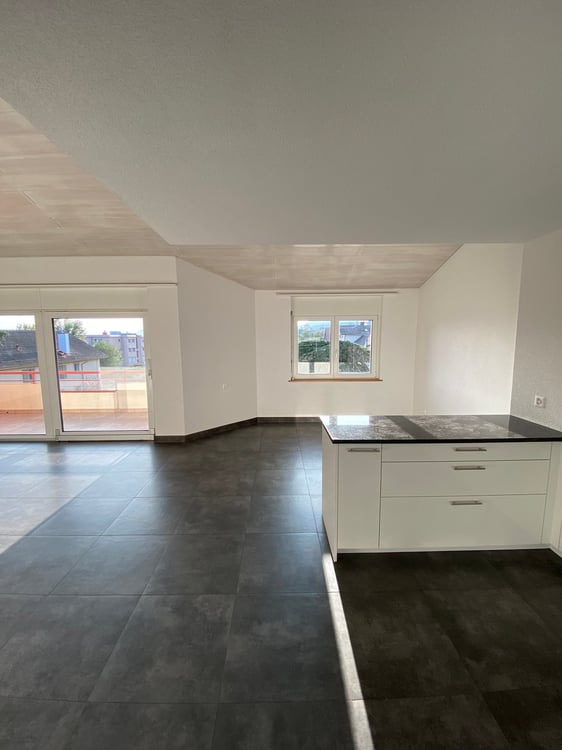 Spacieux appartement de 5.5 pièces avec balcon à Corcelles 5