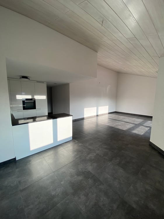 Spacieux appartement de 5.5 pièces avec balcon à Corcelles 3