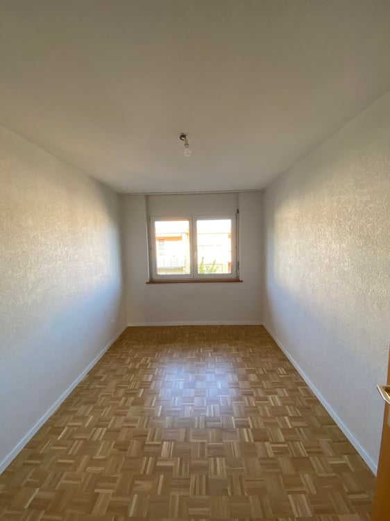 Spacieux appartement de 5.5 pièces avec balcon à Corcelles 9