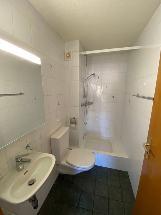 Spacieux appartement de 5.5 pièces avec balcon à Corcelles 12