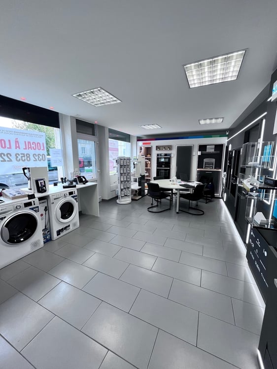 Local commercial lumineux à louer – Rue de l'Epervier 3, Cernier 1